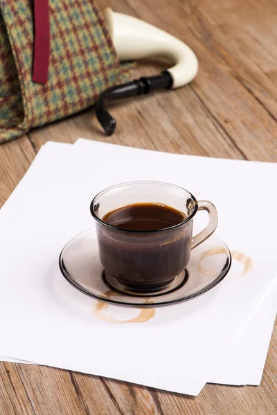 Taza de café, hojas de papel y sombrero de detective — Foto de Stock