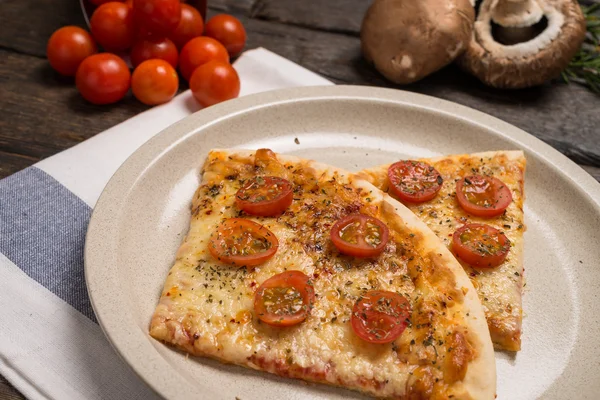 Italienische Pizza auf Holztisch serviert — Stockfoto