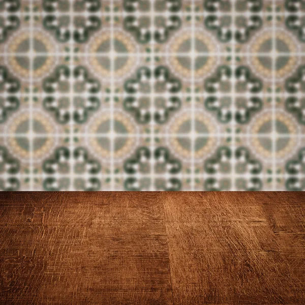 Plateau de table en bois et mur de motif de carreaux de céramique vintage flou — Photo