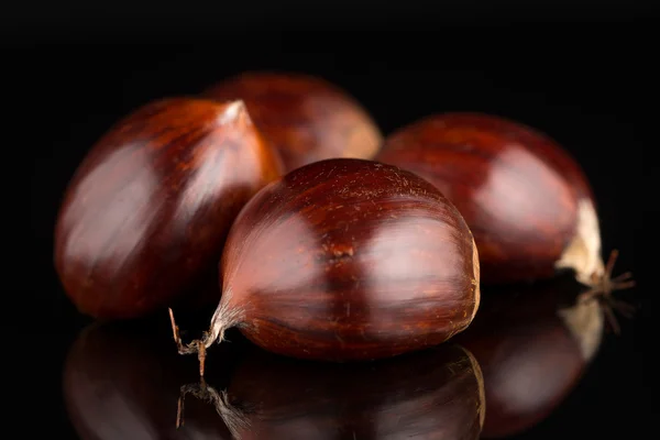 Castanhas em um fundo reflexivo preto — Fotografia de Stock