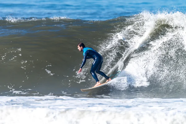 Surfen auf den Wellen — Stockfoto