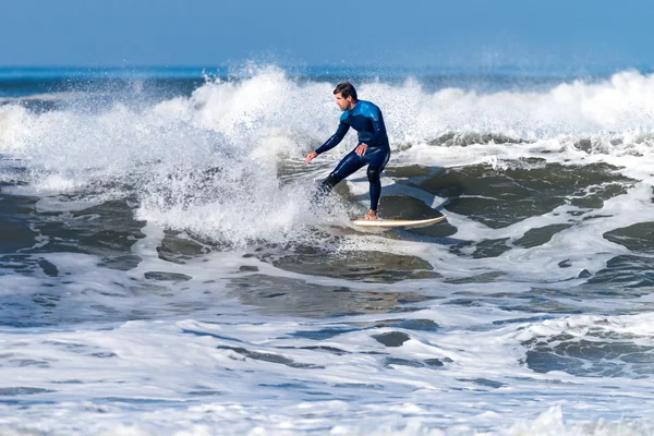 Surfen op de golven — Stockfoto