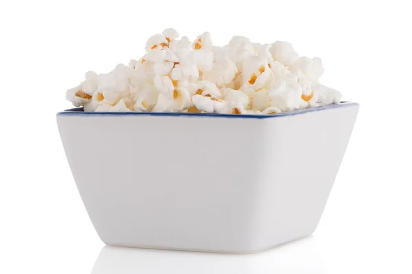 Popcorn in una ciotola bianca — Foto Stock