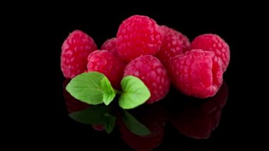 Ahududu yaprakları ile