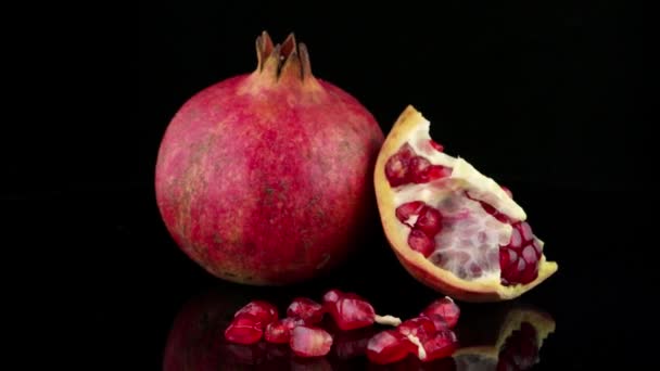 Ripe pomegranate fruit — Stock Video