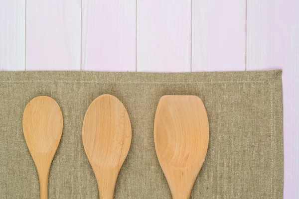 Bej renkli havlu üzerinde mutfak eşyaları — Stok fotoğraf