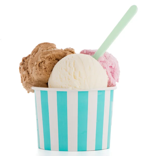Морозиво в паперовій чашці — стокове фото