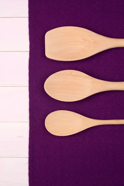 Utensílios de cozinha em toalha roxa — Fotografia de Stock