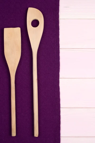 Utensílios de cozinha em toalha roxa — Fotografia de Stock