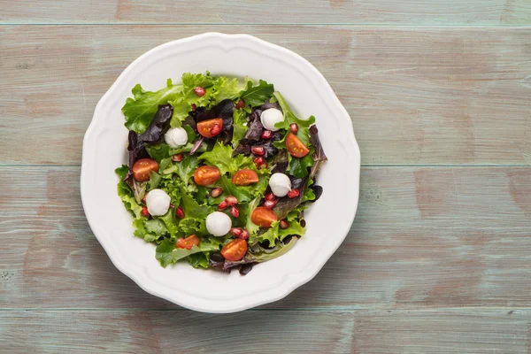 Grønn salat på tallerken – stockfoto