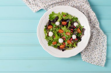 Tabakta yeşil salata