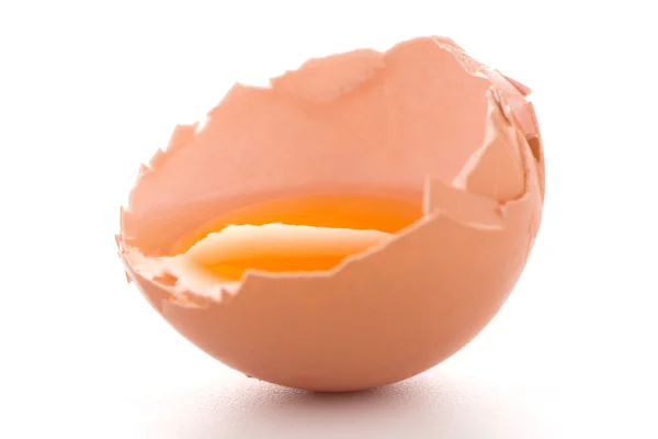 Çiğ yumurta üzerinde beyaz izole — Stok fotoğraf