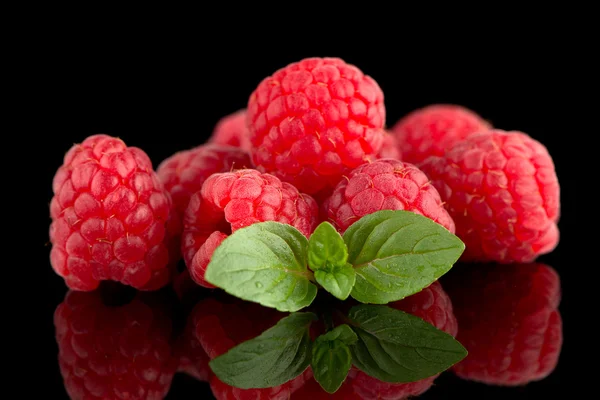 Frambuesas con hojas —  Fotos de Stock