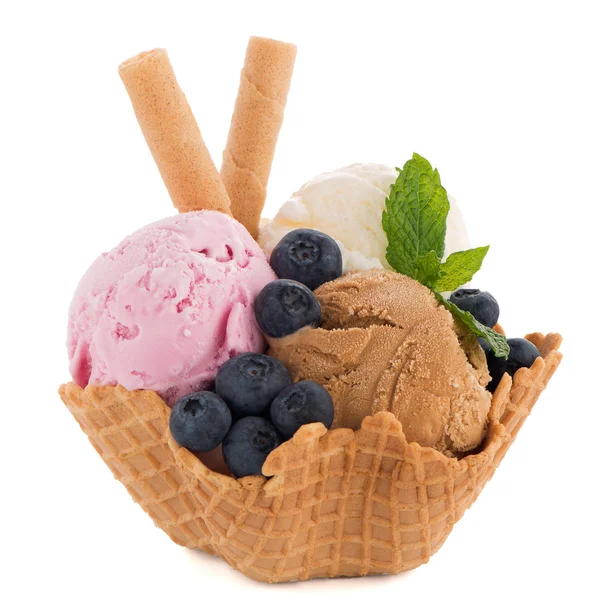 Ice cream scoops in wafer kom — Stockfoto