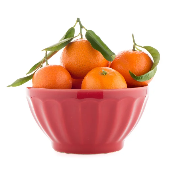Mandarinen auf roter Keramikschale — Stockfoto