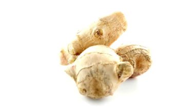 Beyaz üzerine zencefil kökü