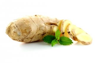 Beyaz üzerine zencefil kökü