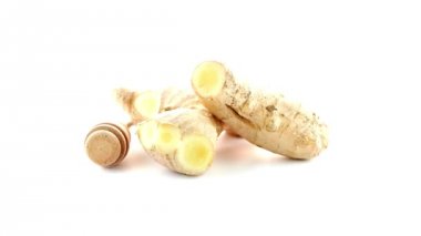 Beyaz üzerine zencefil kökü