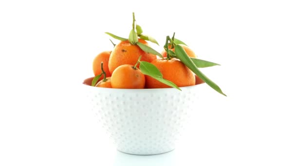 Tangerines on ceramic white bowl — Stock Video