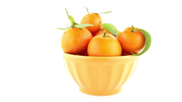Mandarinen auf gelber Keramikschale — Stockvideo