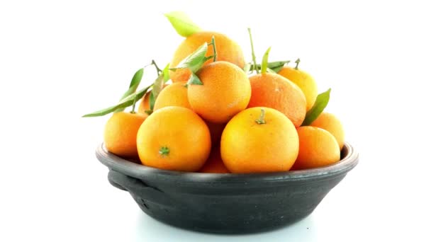 Mandarinas en tazón de barro — Vídeo de stock