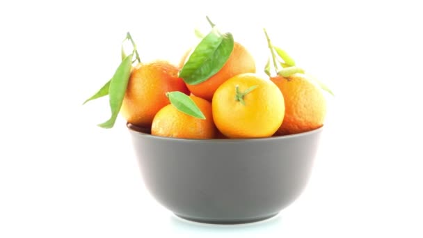 Mandarino su ciotola di ceramica marrone — Video Stock