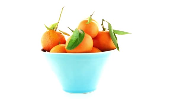 Tangerinas em cerâmica tigela azul — Vídeo de Stock