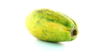 Beyaz arka planda papaya meyvesi