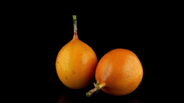 Fruta de la pasión maracuja granadilla — Vídeos de Stock