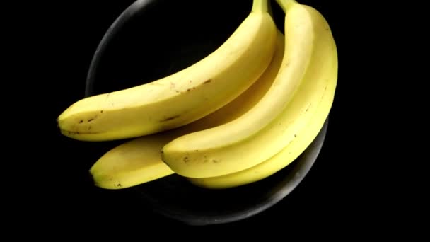 Bananen op een zwarte achtergrond — Stockvideo