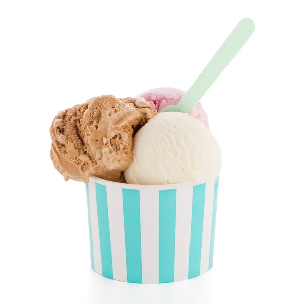 Мороженое в бумажной чашке — стоковое фото