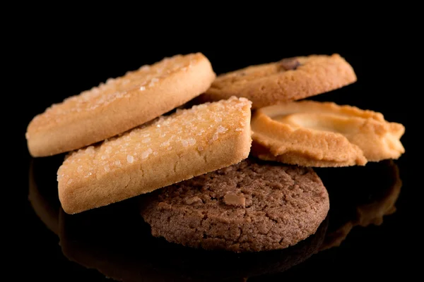 Biscotti al burro su nero — Foto Stock