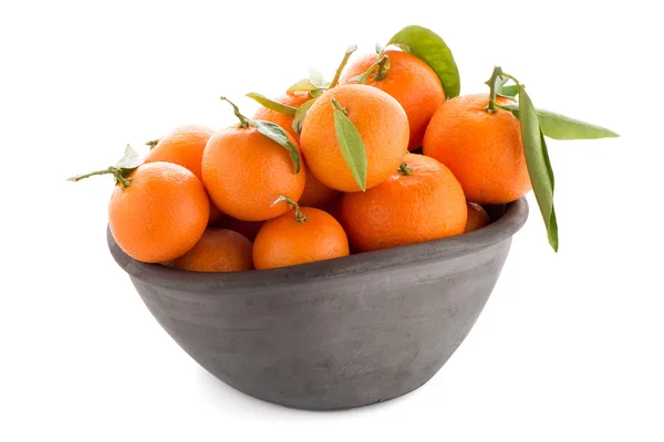 Mandarinen auf Tonschüssel — Stockfoto