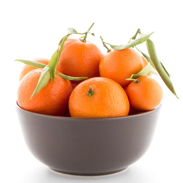Mandarinen auf keramischer brauner Schüssel — Stockfoto