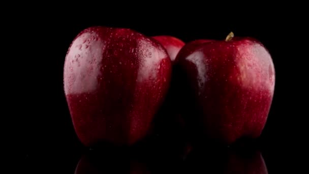 Свежие красные яблоки — стоковое видео