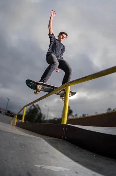 Skateboarder doen een bestuur dia — Stockfoto