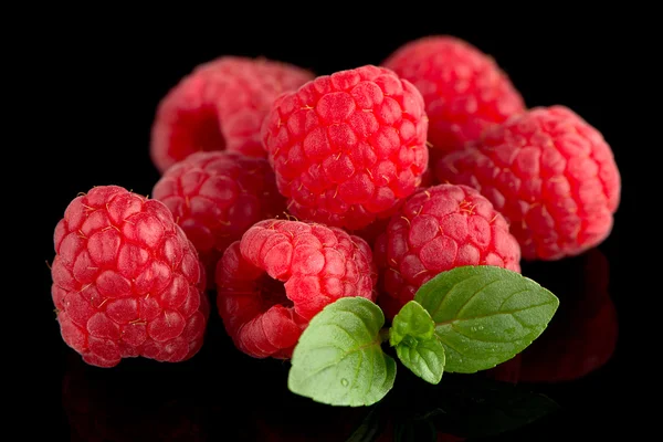 Frambuesas con hojas —  Fotos de Stock