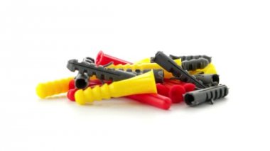 Renkli plastik dübeller