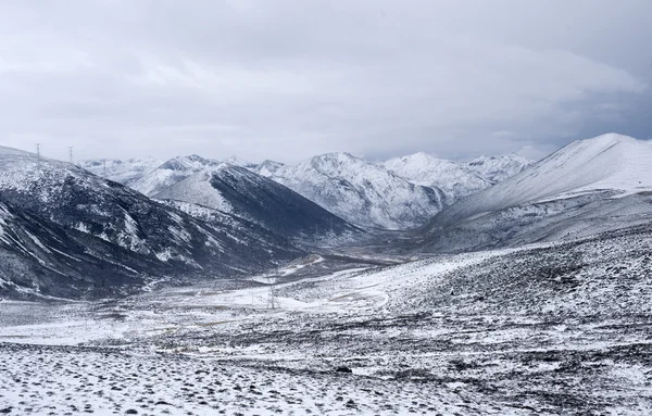 这条路穿过山的雪. — 图库照片