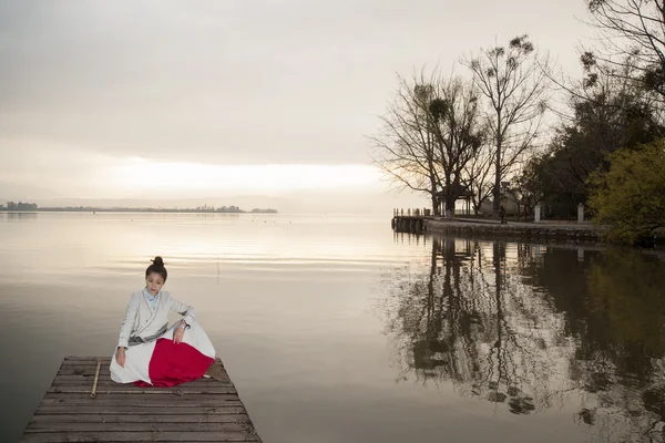 Una bella ragazza impostazione sul ponte di pensare . — Foto Stock