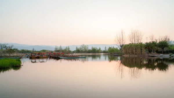 Klidné jezero povrch — Stock fotografie