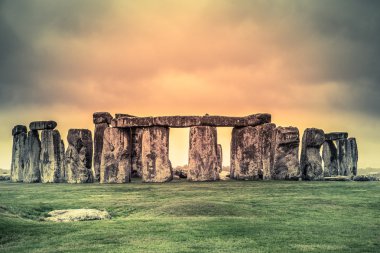 Stonehenge bulutlu gökyüzü