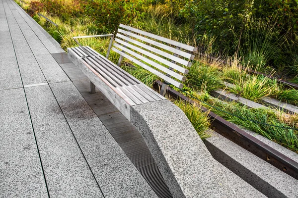 Banco ao longo do High Line Park em NYC — Fotografia de Stock