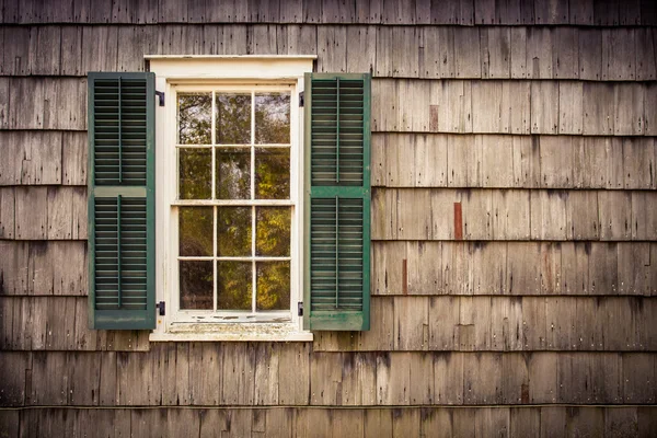 Ventana de madera de teja —  Fotos de Stock