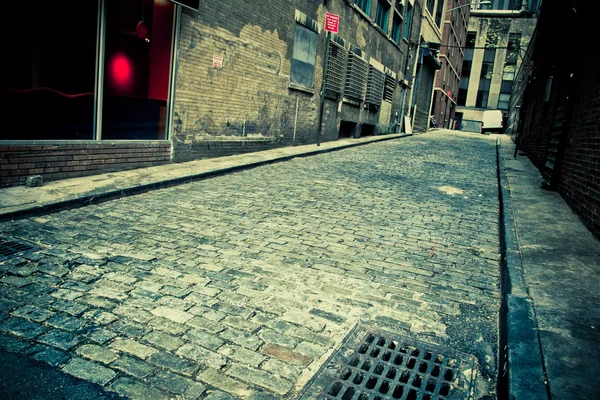 Cobblestone callejón de la ciudad — Foto de Stock