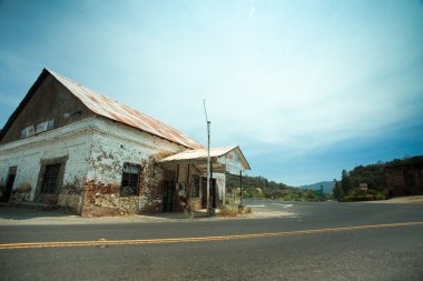 Terk edilmiş mağaza Coulterville Ca