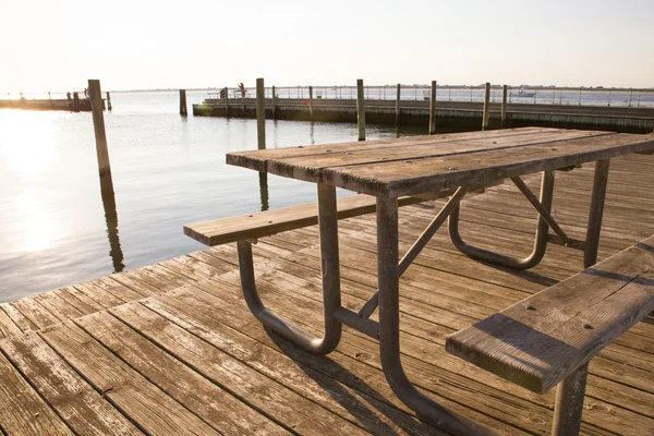 Picnic Table Shore — Stock Photo, Image