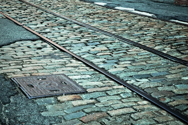 Geplaveide en railroad tracks — Stockfoto