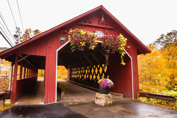 Beautiful Vermont Covered Bridge Surrounded Colorful Fall Foliage — Stock Photo, Image