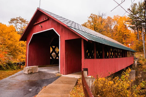 Beautiful Vermont Covered Bridge Surrounded Colorful Fall Foliage — Stock Photo, Image